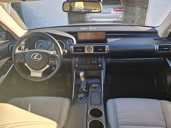 Lexus IS300h 8 of 9