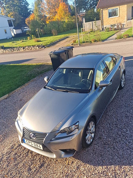 Lexus IS300h 2 of 9