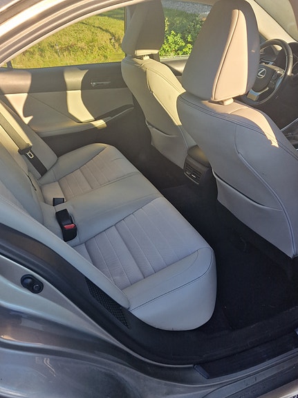 Lexus IS300h 6 of 9