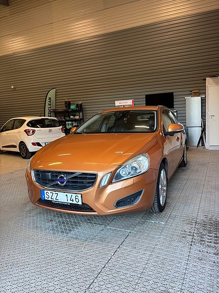 Volvo V60 2 of 10
