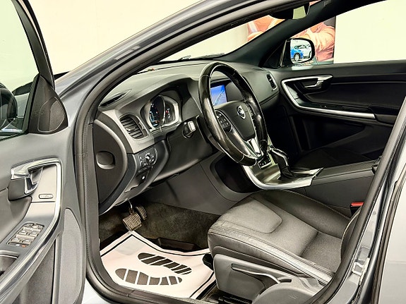 Volvo S60 Cross Country 7 of 18