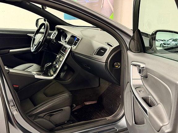 Volvo S60 Cross Country 9 of 18