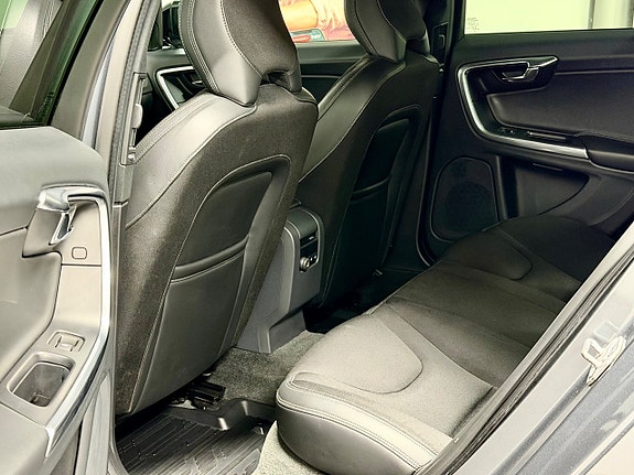 Volvo S60 Cross Country 13 of 18