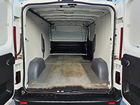 Nissan NV300 8 of 14