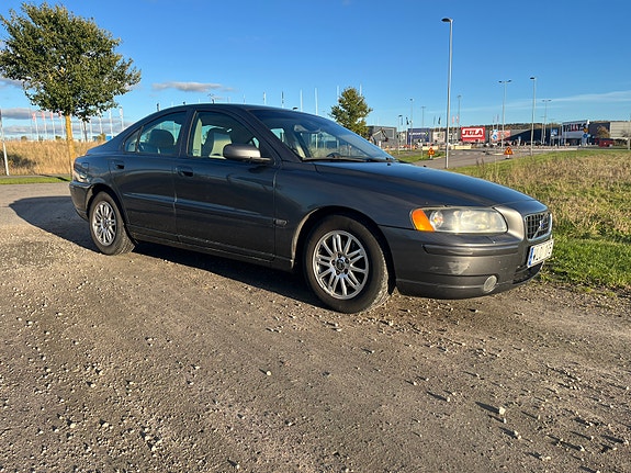 Volvo S60 2 of 7