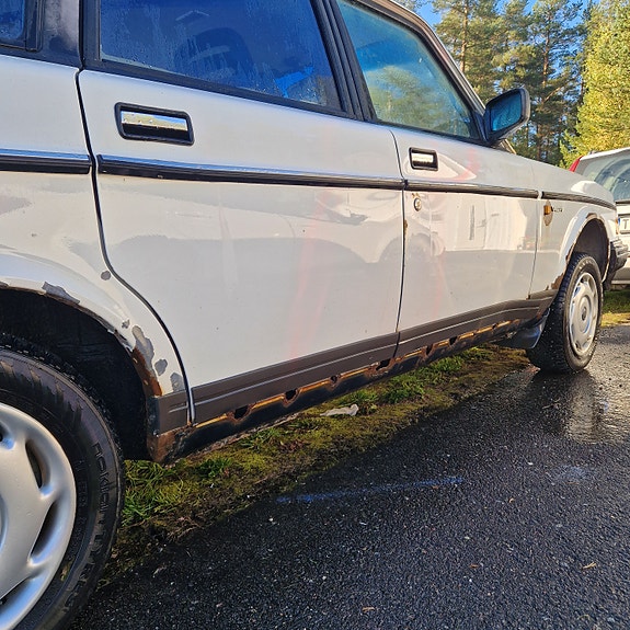 Volvo 240 3 of 6