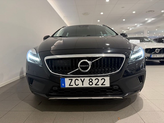 Volvo V40 Cross Country 2 of 13