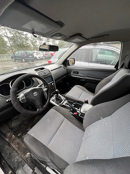 Suzuki Grand Vitara 3 of 6
