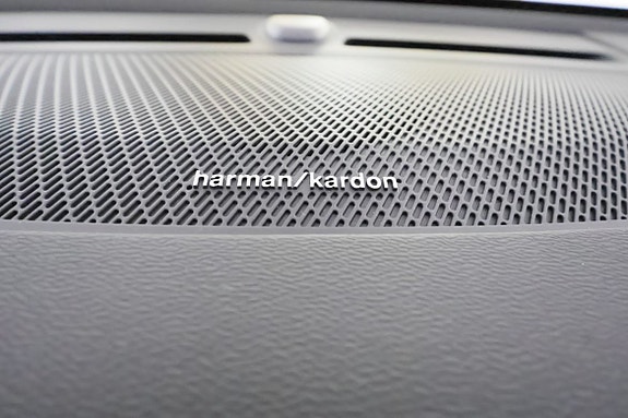 Volvo EX40 11 of 27