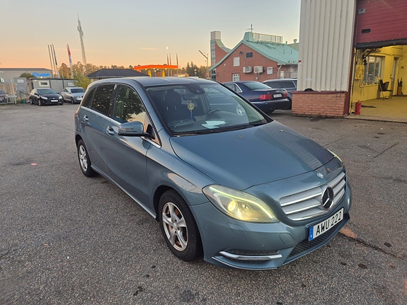 Mercedes-Benz B 180 2 of 8