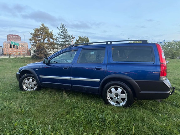 Volvo XC70 2 of 7