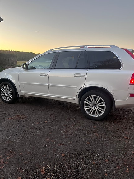 Volvo XC90 3 of 4