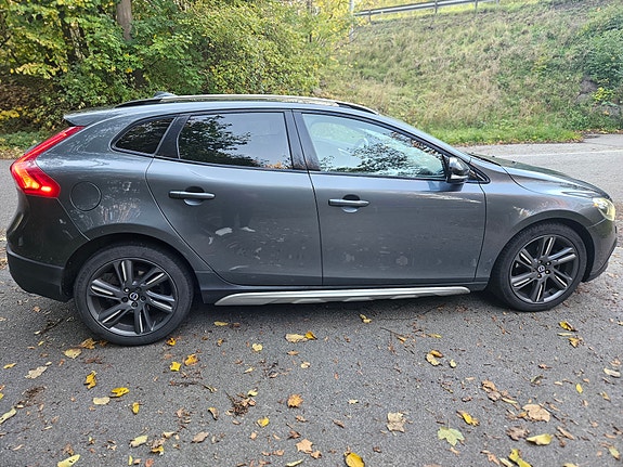 Volvo V40 Cross Country 2 of 5