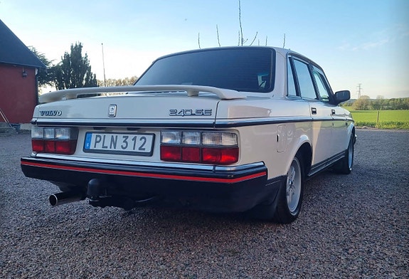 Volvo 240 4 of 6