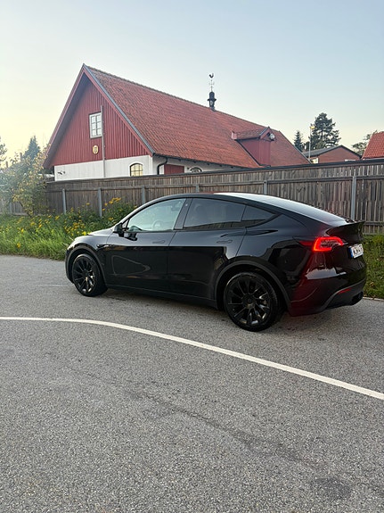 Tesla Model Y 2 of 6