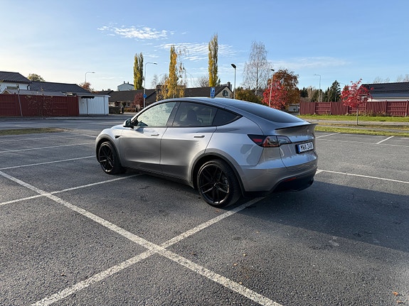 Tesla Model Y 3 of 22