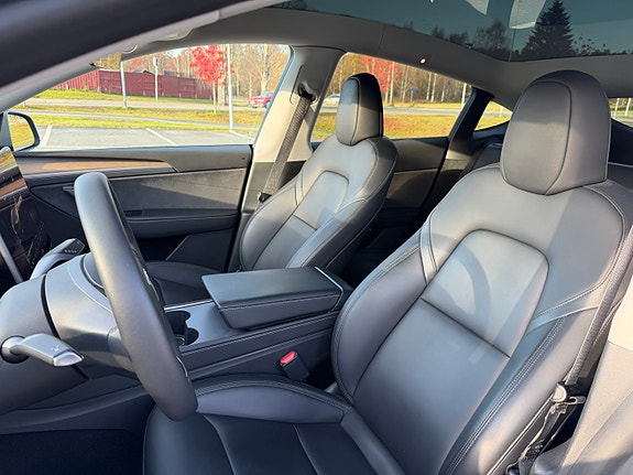 Tesla Model Y 20 of 22