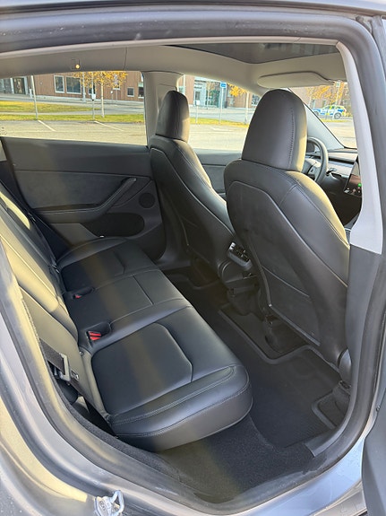 Tesla Model Y 17 of 22