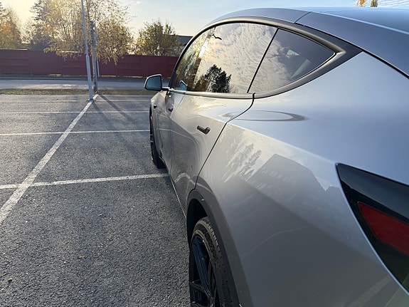 Tesla Model Y 12 of 22