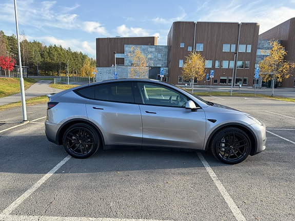 Tesla Model Y 4 of 22