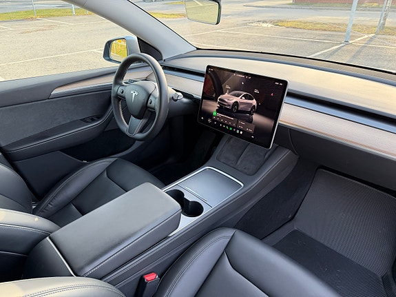 Tesla Model Y 18 of 22
