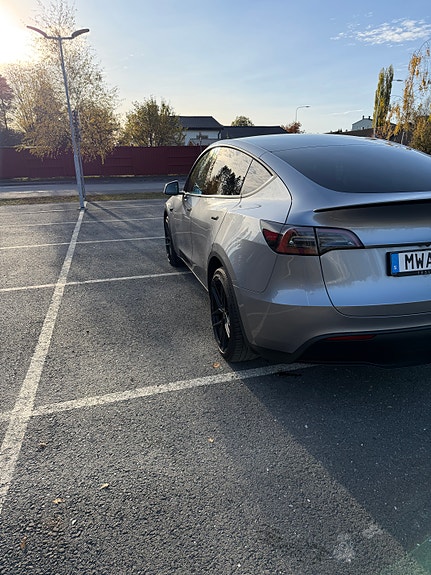 Tesla Model Y 9 of 22