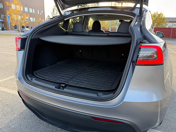 Tesla Model Y 16 of 22