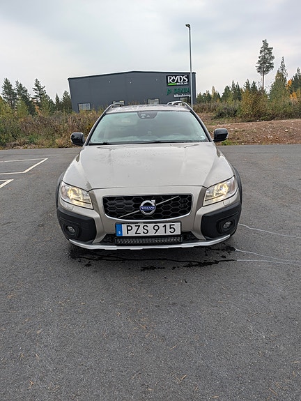 Volvo XC70 2 of 9