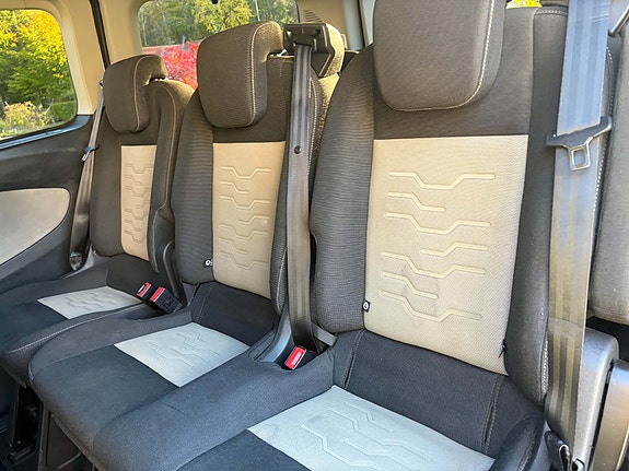 Ford Tourneo Custom 13 of 16