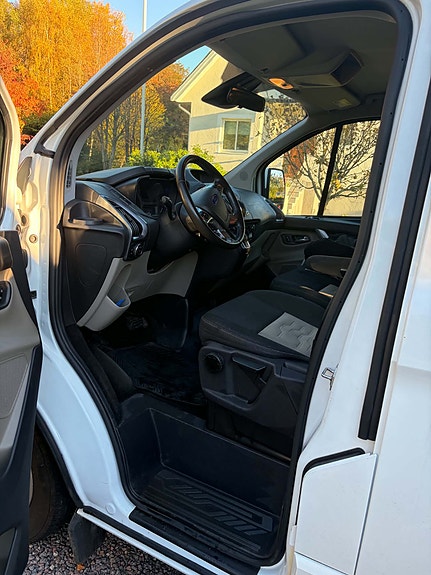 Ford Tourneo Custom 8 of 16