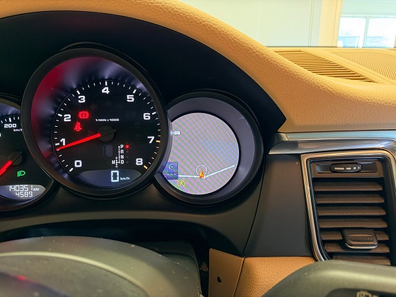 Porsche Macan 12 of 24