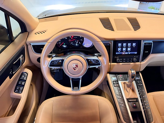 Porsche Macan 8 of 24