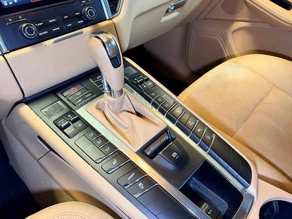 Porsche Macan 18 of 24