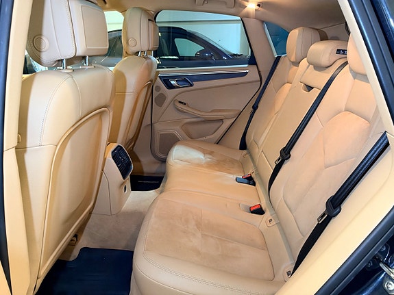 Porsche Macan 20 of 24