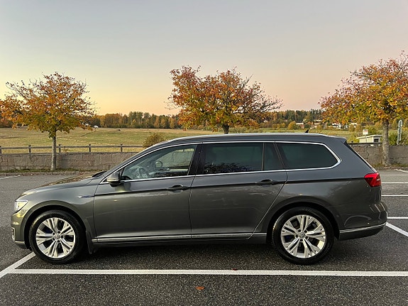 Volkswagen Passat 4 of 14