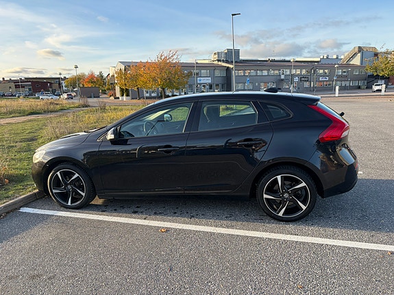 Volvo V40 2 of 10