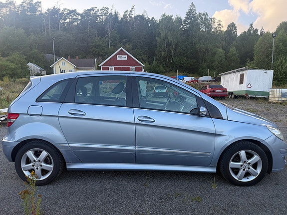 Mercedes-Benz B170 3 of 9