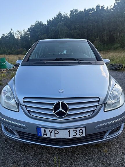 Mercedes-Benz B170 2 of 9