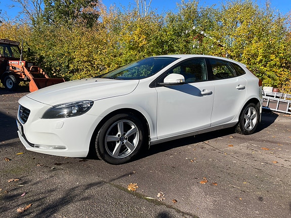 Volvo V40 2 of 7