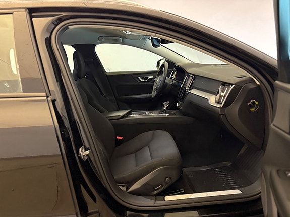 Volvo V60 Cross Country 8 of 15