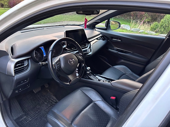 Toyota C-HR 3 of 7