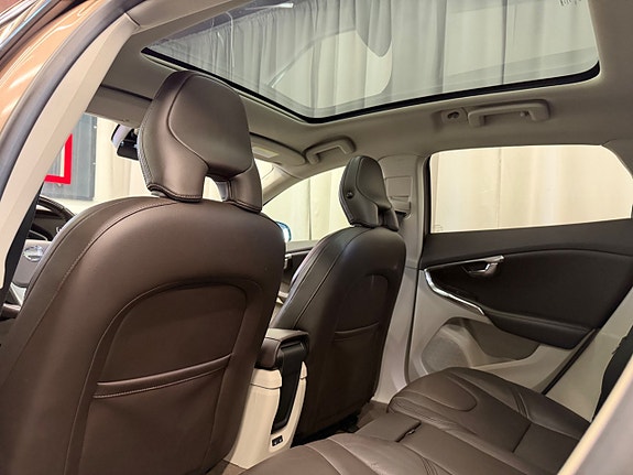 Volvo V40 Cross Country 13 of 25