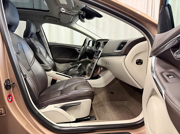 Volvo V40 Cross Country 15 of 25
