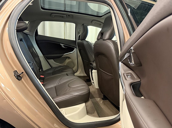 Volvo V40 Cross Country 17 of 25