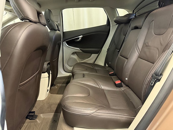 Volvo V40 Cross Country 14 of 25