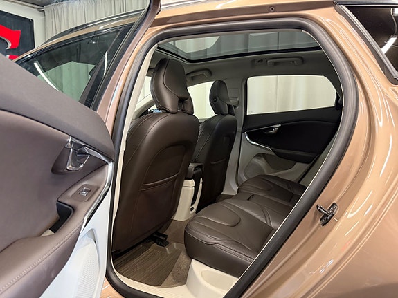 Volvo V40 Cross Country 12 of 25