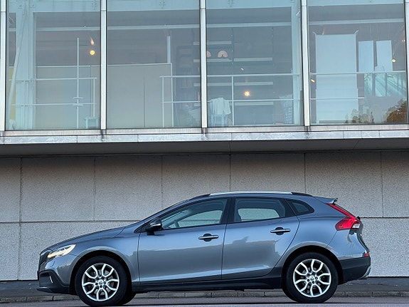 Volvo V40 Cross Country 2 of 17