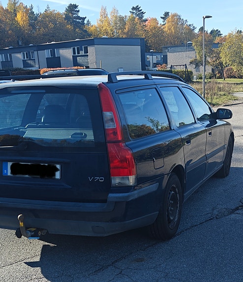 Volvo V70 2 of 17