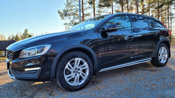 Volvo V60 Cross Country 2 of 10