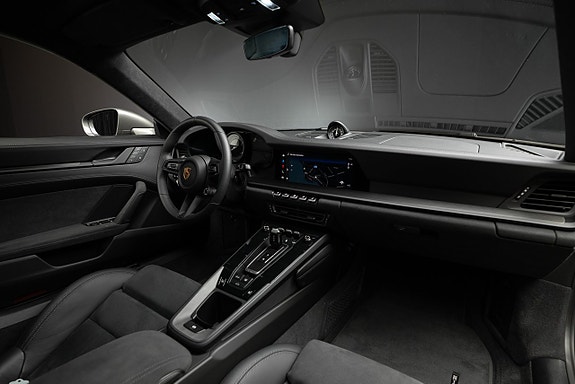 Porsche 911 Carrera 4 GTS 12 of 16
